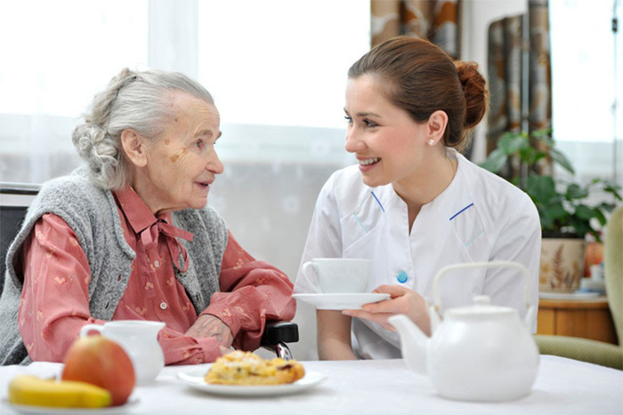 Chăm sóc người cao tuổi đòi hỏi người giúp việc có một sực chỉn chu và chu đáo