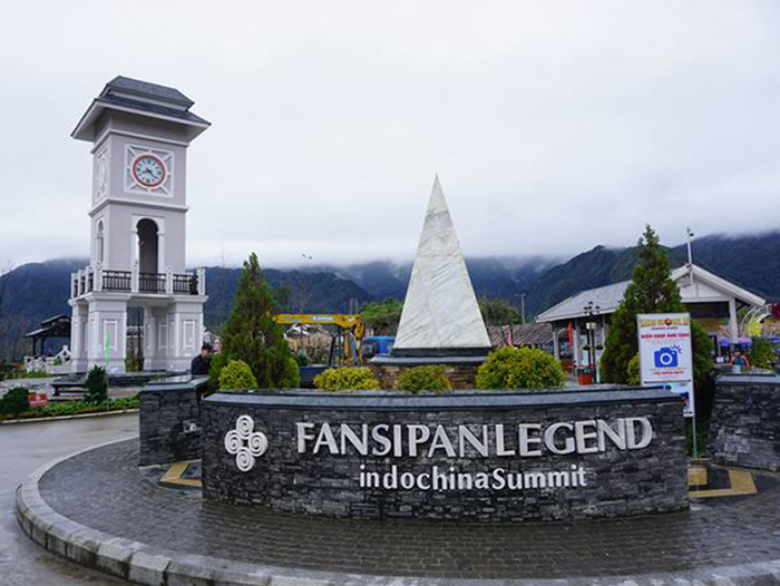 Sun World Fansipan Legend nằm tại phía Tây Nam thị xã Sa Pa, là quần thể công trình du lịch văn hóa, dịch vụ cáp treo, vui chơi giải trí và khách sạn, nghỉ dưỡng.