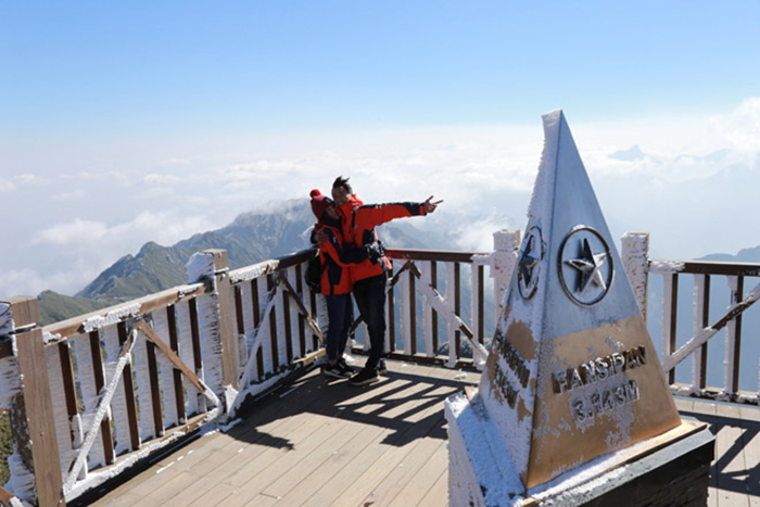 Thời gian săn mây Sapa đẹp nhất ở đỉnh Fansipan là lúc hoàng hôn từ 16:00 đến 17:00.