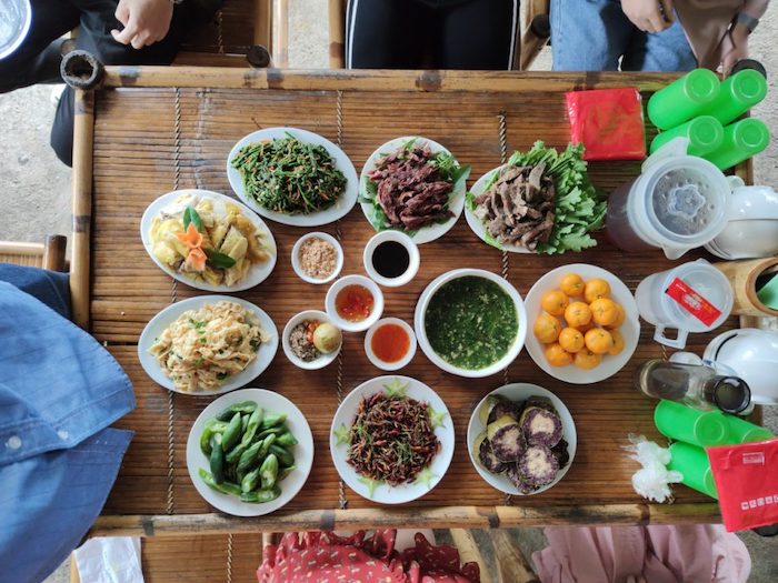 Bữa ăn cơm thịnh soạn đầy đủ món đặc sản vùng cao hứa hẹn mang đến nguồn năng lượng dồi dào cho bạn tiếp tục hành trình đi về Hà Nội