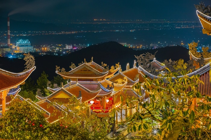 Chùa Ba Vàng là một ngôi chùa tọa lạc trên lưng chừng núi Thành Đẳng, thuộc Phường Quang Trung, Thành phố Uông Bí, tỉnh Quảng Ninh.