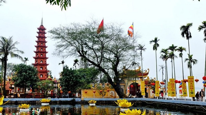 Chùa Trấn Quốc nằm trên một hòn đảo phía Đông Hồ Tây, chùa có lịch sử gần 1500 năm