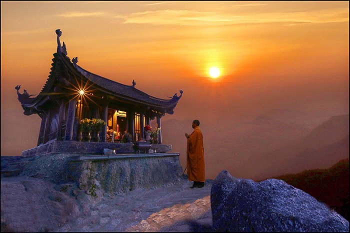 Yên Tử là một dãy núi trải dài trên địa bàn 3 tỉnh Quảng Ninh, Bắc Giang, Hải Dương và cũng là tên ngọn núi cao nhất trong dãy