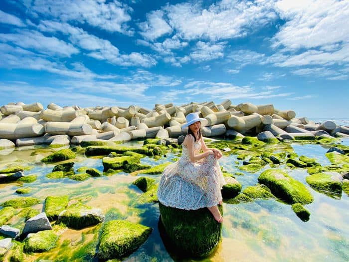 Bờ kè chắn sóng với những bãi đá rêu xanh đẹp hút hồn