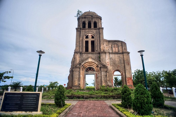 Nhà thờ Tam tòa nằm ngay bên cạnh dòng sông Nhật Lệ 