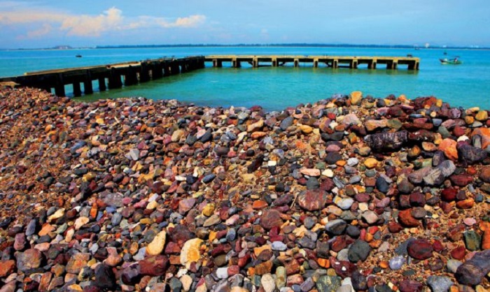 Đảo Hòn Ngư có bãi đá sắc màu 