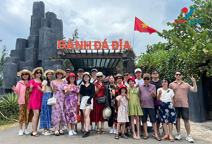 Đoàn khách đi tour Quy Nhơn nhà Khát Vọng Việt checkin tại Gành Đá Đĩa