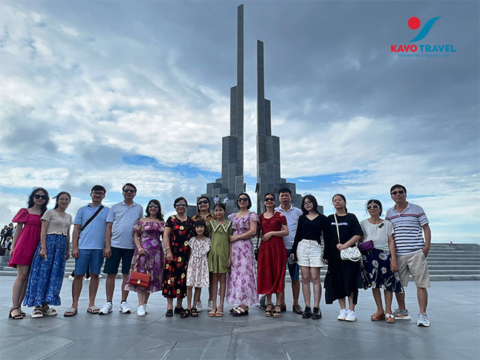 Du khách chụp hình lưu niệm tại tháp Nghinh Phong