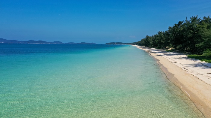 Bãi biển Hồng Vàn trong xanh và yên bình trên đảo Cô Tô