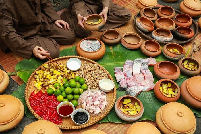 Nguyên liệu cá kho dân giã được kết hợp, biến tấu thành một món ăn thượng hạng