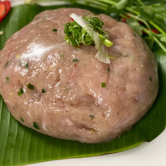 Chả cá thu truyền thống có màu vàng nhẹ, mùi thơm đặc trưng