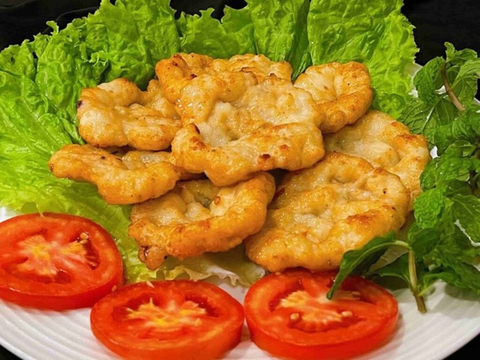 Chả cá thu pha mực sau khi chiên có màu vàng ruộm bắt mắt, thơm lừng