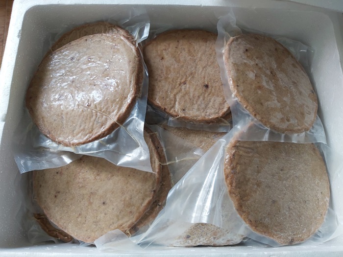 Chả cá thu sống có thể bảo quản trong ngăn mát tủ lạnh ở nhiệt độ 0–4°C tối đa 2–3 ngà