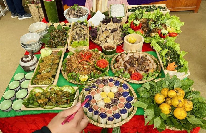 Thưởng thức đặc sản vùng cao tại Bắc Hà như thắng cố, phở chua, rượu ngô.