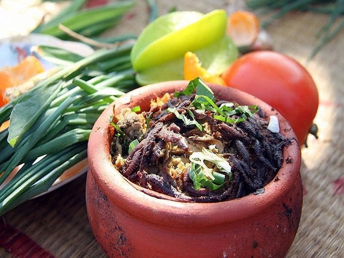Rươi là nguyên liệu cho rất nhiều món ăn ngon (Ảnh: Rươi kho khế)