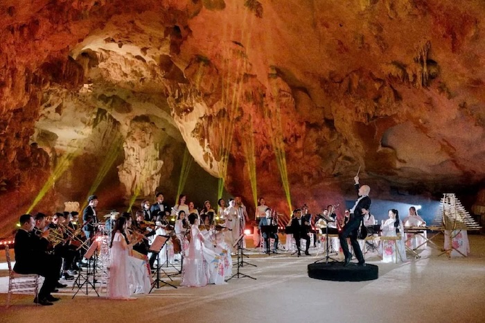 Hang động Vũng Đục (Vân Đồn, Quảng Ninh)