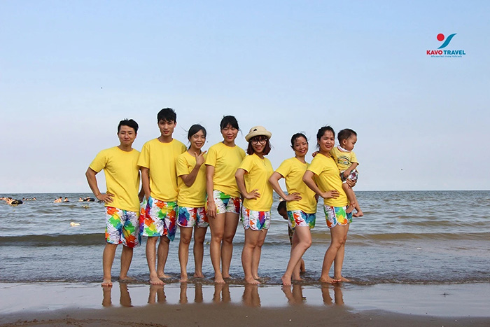 Tour Hải Tiến trọn gói giúp du khách tiết kiệm thời gian lên kế hoạch, đồng thời đảm bảo đầy đủ dịch vụ từ xe đưa đón đến lưu trú và ăn uống.