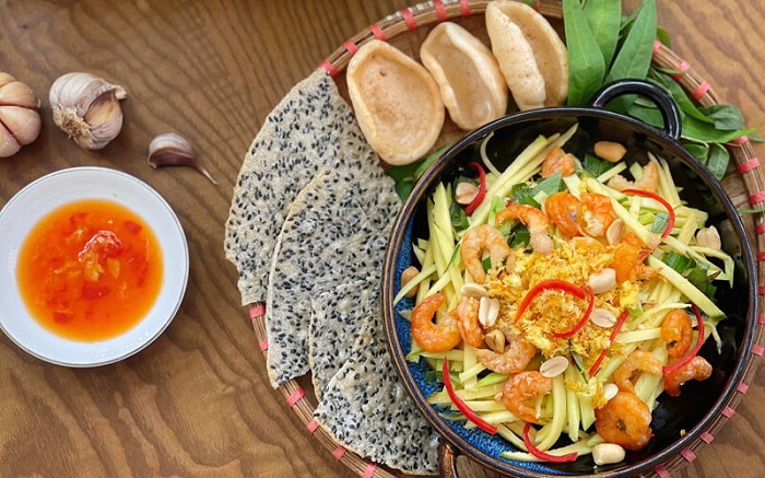 Món gỏi xoài tôm khô được nhiều người yêu thích